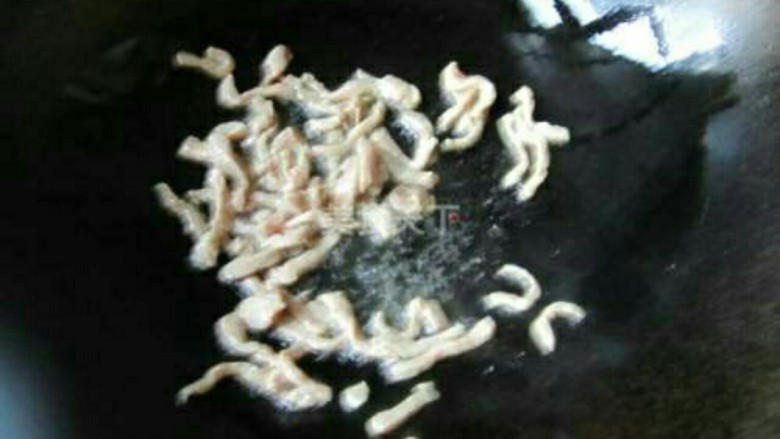 山西家常焖面,锅热后放油加肉丝翻炒,油温不必太高,6成热即可。