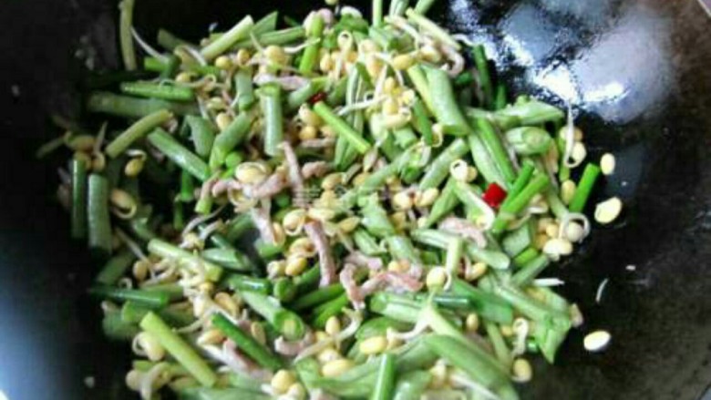 山西家常焖面,依次放入豆角,黄豆芽。