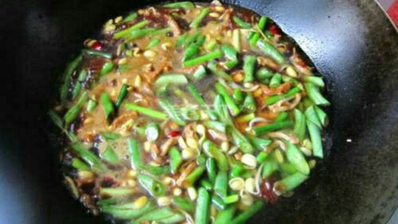 山西家常焖面,倒入适量开水,盖盖儿大火煮5分钟。水量刚没过菜即可。