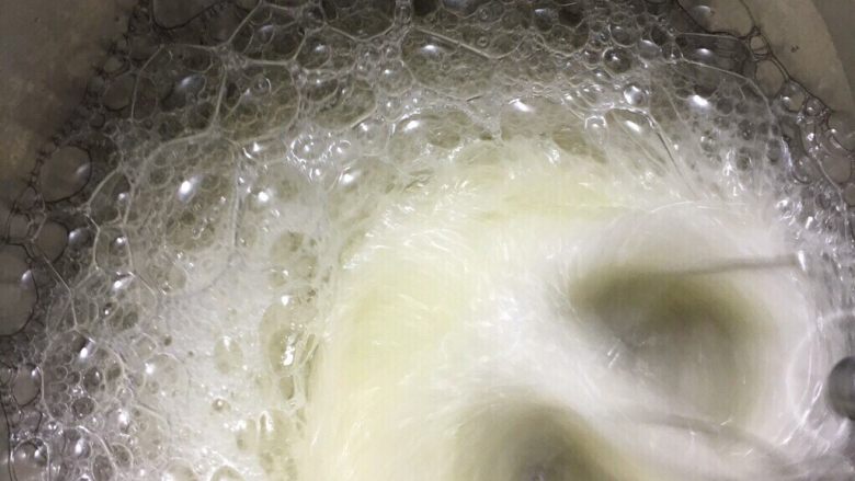比司吉无水无油蛋糕,接着打发蛋白,其余的60克糖分3次加入一起打发
