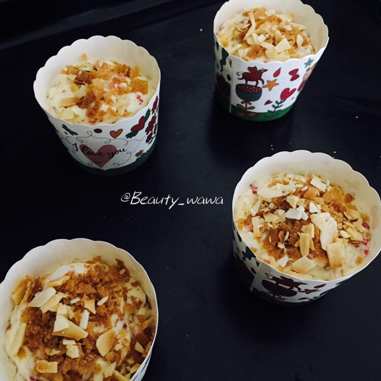 杂果麦芬杯子蛋糕,最上层撒一些椰子片,送入预热好的烤箱中层,185度,上下火30-35分钟