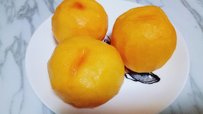 黄桃罐头,黄黄桃去皮，我用的刨土豆皮的工具，(黄桃最好选硬一点)