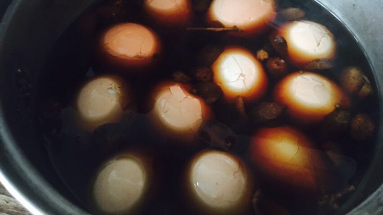 卤蛋,香料加水,小火煮20分钟后,冷却十分钟。可以把蛋放进去,浸一晚,就可以吃了。