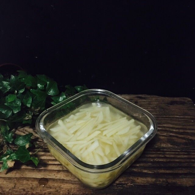 芹菜肉馅蛋饼,切丝,浸在水里,去除点淀粉