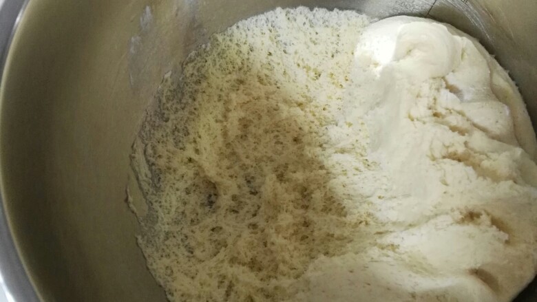 玉米开花馒头,撕开面团看,里面有明显的蜂窝状,就可以了。