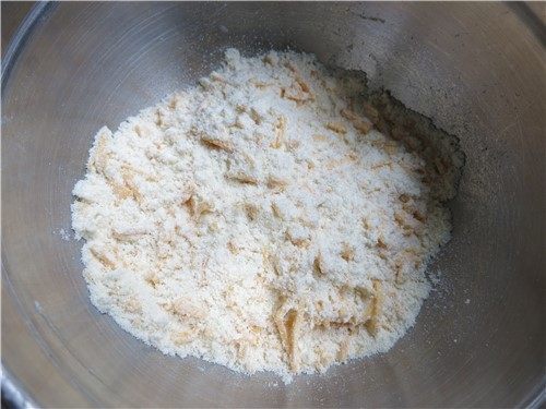 超快速面包--切达芝士香葱司康,先用手捏再用双手搓,搓成松散的粗粉状