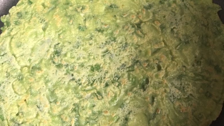 青汁鸡蛋韭菜饼,平底锅中放入油把面糊摊平两面煎至微黄