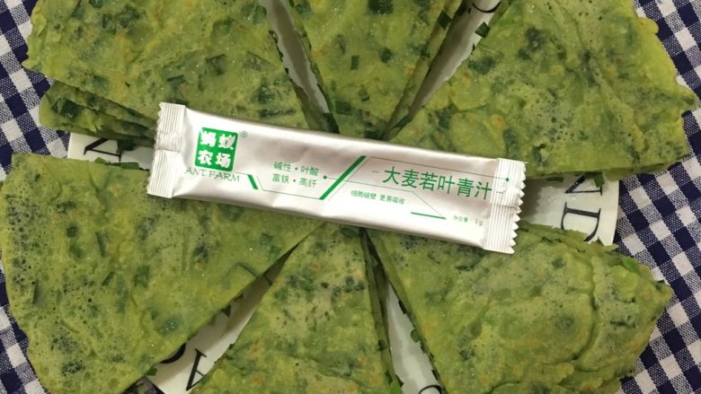 青汁鸡蛋韭菜饼,剪好后把面饼切成小块即可