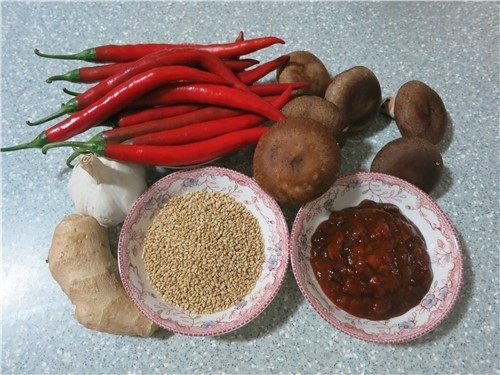 桌上有了它就嫌饭做少了-香菇牛肉拌饭酱,菇6朵    <a style='color:red;display:inline-block;' href='/shicai/ 86663'>红辣椒</a>100克  姜25克   蒜 20克  <a style='color:red;display:inline-block;' href='/shicai/ 4510'>黄豆酱</a>100克  白熟芝麻20克