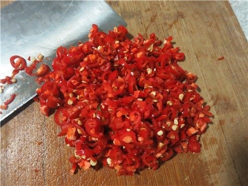 桌上有了它就嫌饭做少了-香菇牛肉拌饭酱,红辣椒剁碎