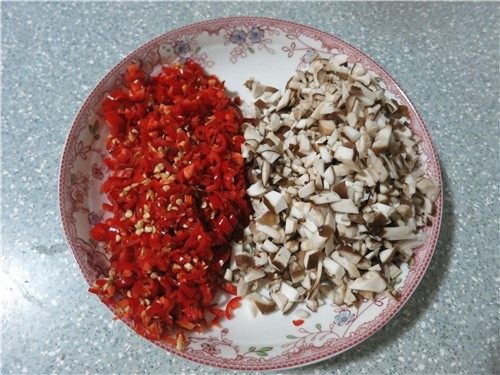 桌上有了它就嫌饭做少了-香菇牛肉拌饭酱,盛入容器备用