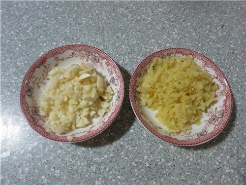 桌上有了它就嫌饭做少了-香菇牛肉拌饭酱,姜蒜分别剁碎