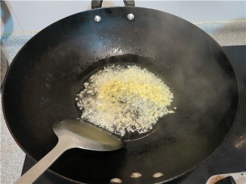 桌上有了它就嫌饭做少了-香菇牛肉拌饭酱,炒锅放入适量的植物油烧热,首先放入姜蒜爆香