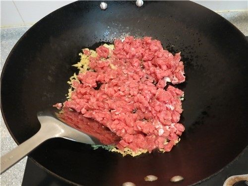 桌上有了它就嫌饭做少了-香菇牛肉拌饭酱,放入牛肉