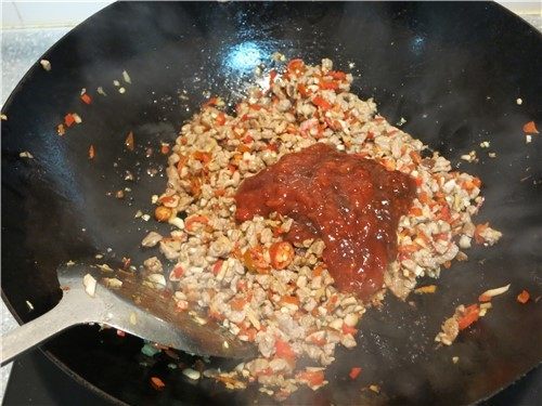 桌上有了它就嫌饭做少了-香菇牛肉拌饭酱,放入豆瓣酱翻炒入味
