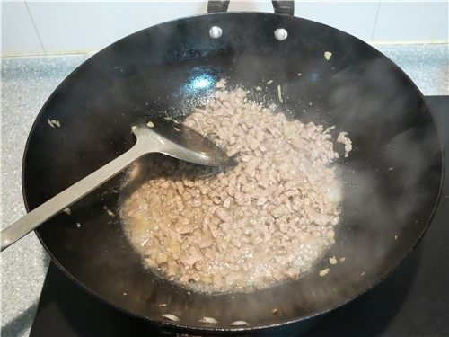桌上有了它就嫌饭做少了-香菇牛肉拌饭酱,快速划散翻炒至牛肉变色