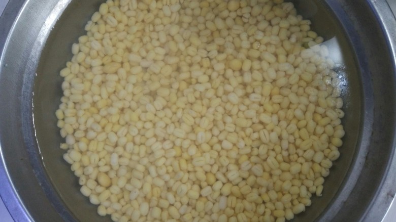 奶香绿豆糕,去皮绿豆洗净浸泡一夜(如果室温较高,建议放置冰箱冷藏以防变质,如果想缩短浸泡时间,也可以用热水浸泡)