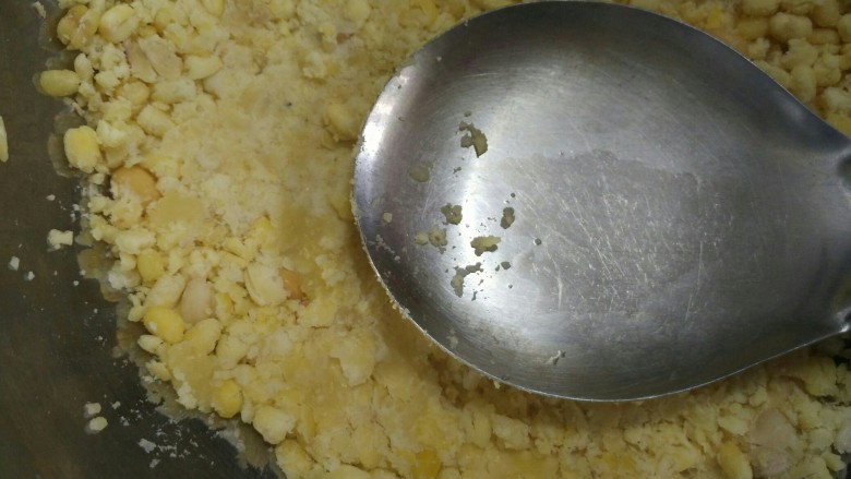 奶香绿豆糕,绿豆蒸好后,用勺子按压成泥