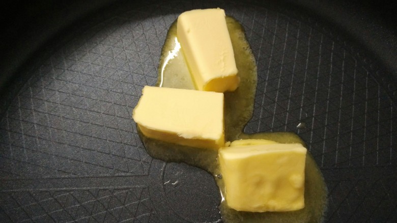 奶香绿豆糕,不粘锅内放入<a style='color:red;display:inline-block;' href='/shicai/ 887'>黄油</a>,小火融化