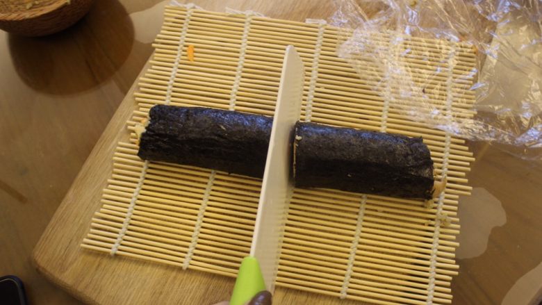 寿司卷:忙不代表不能健康,太大的话可以切小一点