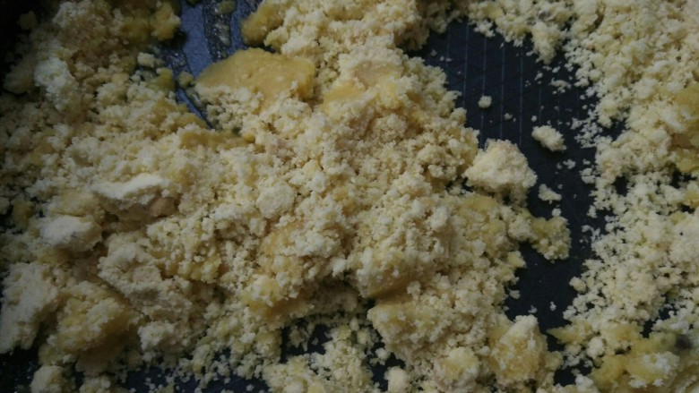 奶香绿豆糕,小火慢慢搅拌,使绿豆泥吸收全部黄油
