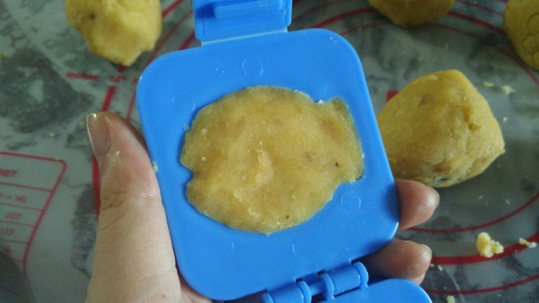 奶香绿豆糕,取适量绿豆蓉放入模具,按实按平,可预先在模具中刷一层薄油防粘
