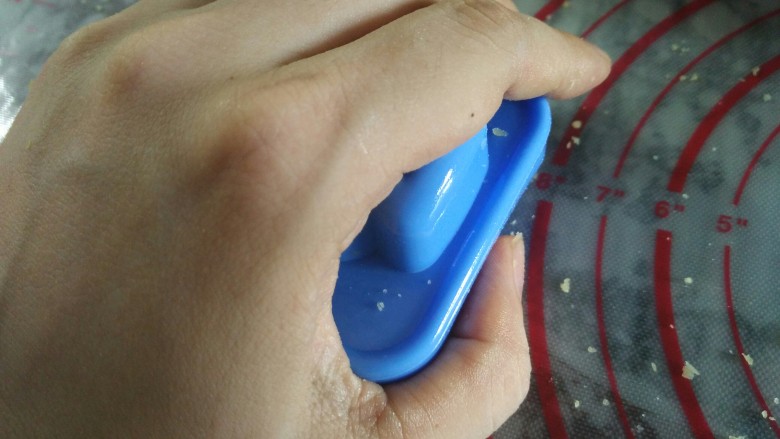 奶香绿豆糕,静置30秒,合上模具在桌子上各个方向敲打几下再打开模具脱模