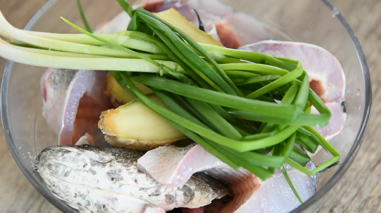 饭店绝对吃不到,这样做鱼肉超级美味下饭!,洗净后放入碗中倒入一勺料酒、少许盐、葱姜腌制15分钟