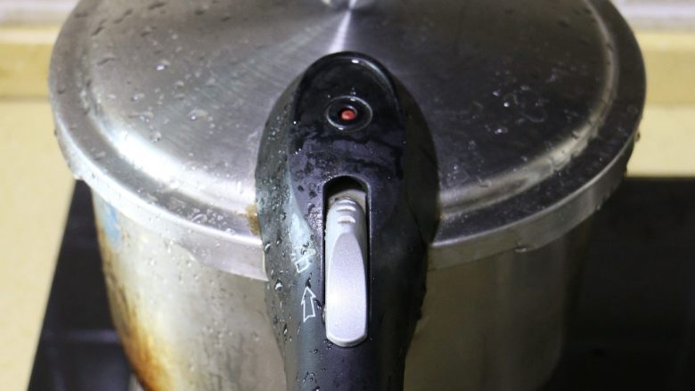 莲子百合银耳羹,盖好锅盖,大火煮开,待高压锅上汽后,转中小火继续煮15分钟关火