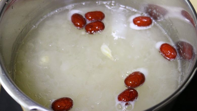 莲子百合银耳羹,开着锅盖,继续煮15分钟左右即可