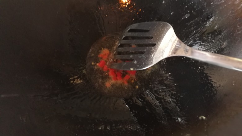 绿色美食+鸡毛菜脆皮豆腐炒毛豆,锅烧热倒油,油烧热后放入小米椒。炒几下。