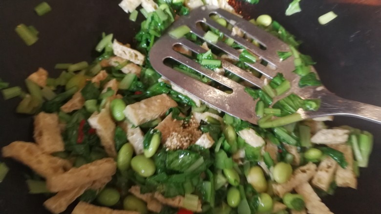 绿色美食+鸡毛菜脆皮豆腐炒毛豆,加<a style='color:red;display:inline-block;' href='/shicai/ 756'>鸡精</a>炒均匀出锅。时间要短,这样青菜才能保持清脆。