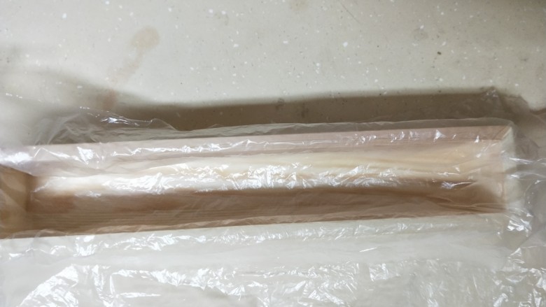 花生酱曲奇饼干,饼干模内包上保鲜膜,备用