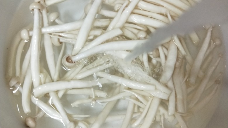 菌菇玉米炖大骨,<a style='color:red;display:inline-block;' href='/shicai/ 2823'>海鲜菇</a>减去根部,洗净,沥干水分
