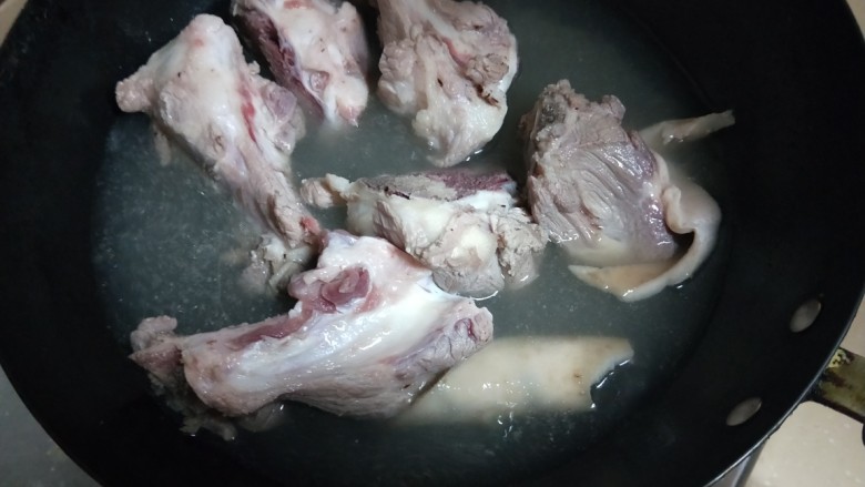 菌菇玉米炖大骨,煮至变色捞出,洗净