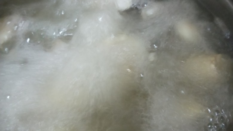菌菇玉米炖大骨,大火烧开后,转小火,炖40分钟左右