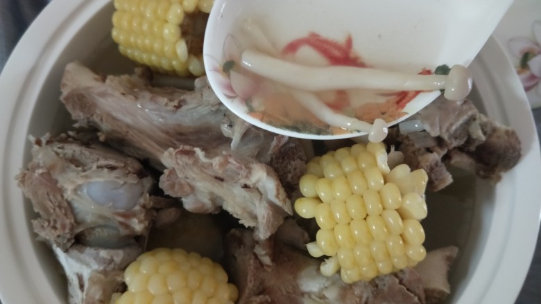 菌菇玉米炖大骨,捞去表层的油,就做好了