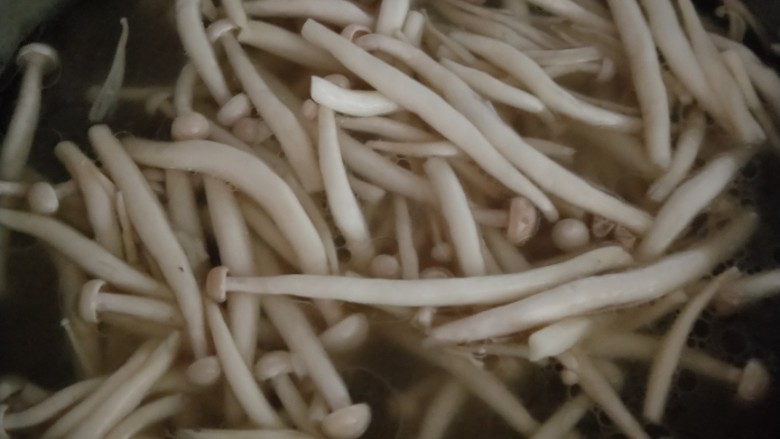 菌菇玉米炖大骨,放入海鲜菇,加盐