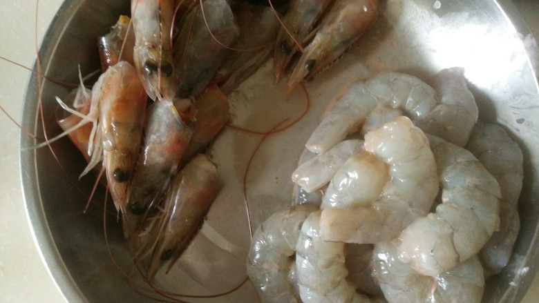 客人来了怎么办!中午吃什么!,虾头留着,去掉虾壳。加一点料酒,盐,淀粉,抓匀。(淀粉,家中常备,各种菜都可以用的上啊。上个菜谱我详细讲了。)