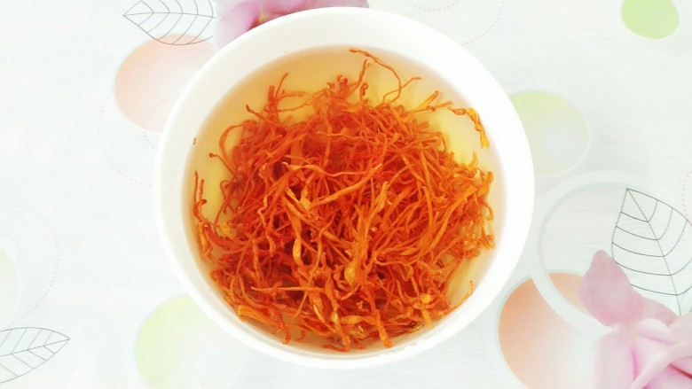 虫草花田七粉老母鸡汤,放入一个碗里加适量的冷<a style='color:red;display:inline-block;' href='/shicai/ 156925'>水</a>泡半个小时左右!这个很容易泡发的,所以等用的时候再开始泡也可以!