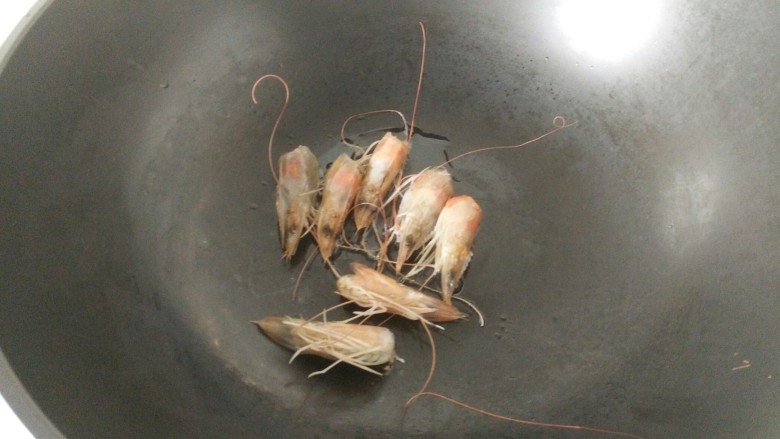 客人来了怎么办!中午吃什么!,锅中倒油,放虾头,挤压虾头,爆出虾油。捞出虾头,放<a style='color:red;display:inline-block;' href='/shicai/ 287'>虾仁</a>。
