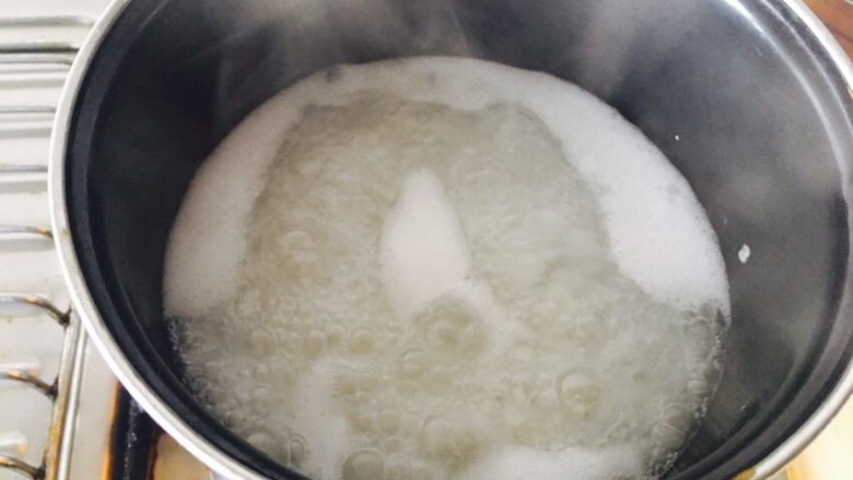 皮蛋瘦肉粥,烧好的白粥,加点水,继续煮。