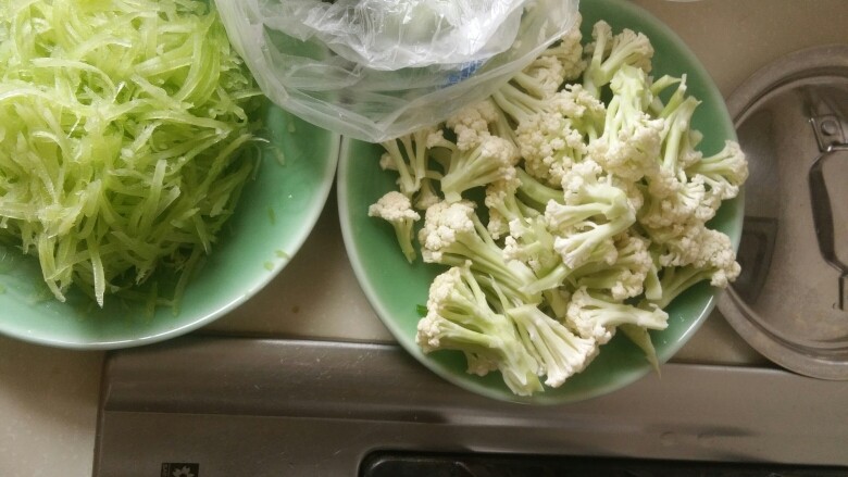客人来了怎么办!中午吃什么!,奶锅加水,烧开,把要焯水的蔬菜全都准备好。芦笋已经用刨丝器刨好,青豆和玉米是常备菜里冷冻拿出来的。<a style='color:red;display:inline-block;' href='/shicai/ 2629'>花菜</a>切小朵。