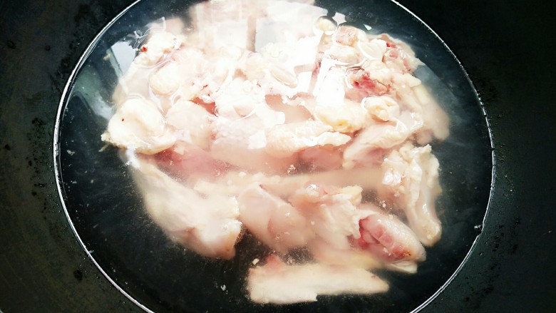 虫草花田七粉老母鸡汤,冷水下锅焯水!等水开马上倒掉,接冷水冲洗干净!直至看到水的颜色清亮即可!