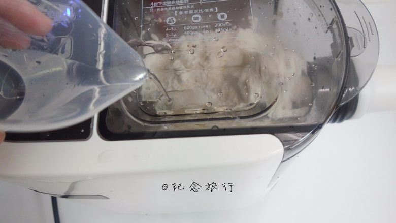 牛肉面这样做好吃又方便, 一点点慢慢加水,水里可放一小勺盐让面条更劲道