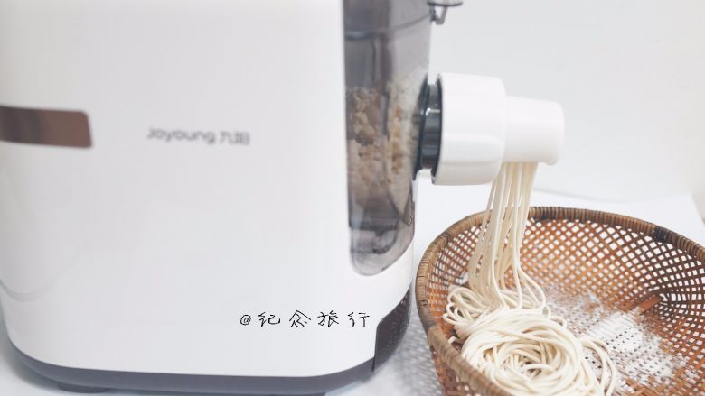 牛肉面这样做好吃又方便,九阳面条机三分钟就出面又快又省心,面条根根分明,撒一点点粉 其实水分合适不撒也没什么关系,面条机是下出面不容易黏连