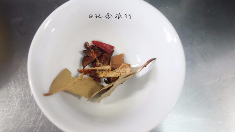 牛肉面这样做好吃又方便,准备干辣椒、香叶、花椒、八角、陈皮、桂皮备用,每一样香料只要一点点加太多味道太浓郁不好吃的