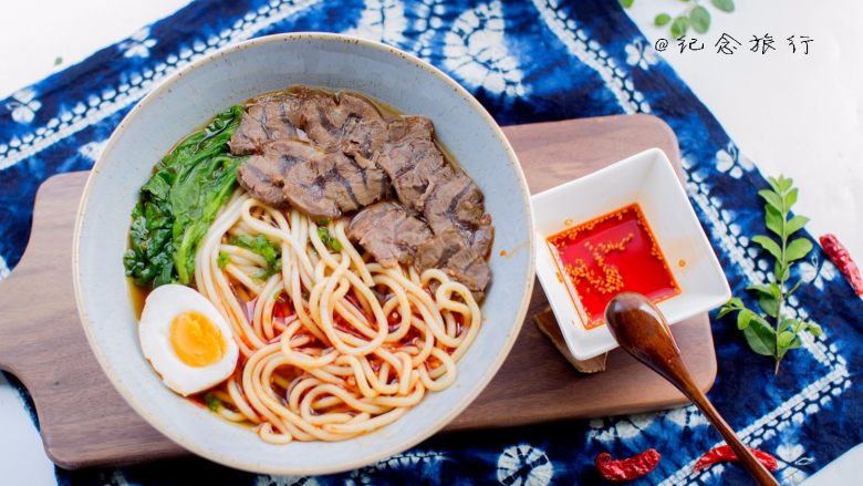 牛肉面这样做好吃又方便, 倒上炖牛肉的原汤放上面条,烫一些<a style='color:red;display:inline-block;' href='/shicai/ 3517'>青菜</a>,摆放上切片牛肉,最后来一些辣油 简直太美味了