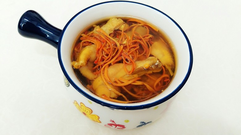 虫草花田七粉老母鸡汤,想让孩子长高高的粑粑麻麻,经常煲点这个汤来给孩子们吃吧!增强免疫能力还能增高的虫草花田七粉老母鸡汤!你们学会了吗?