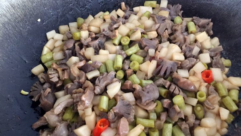 酸辣鸡胗,翻炒,闷1分钟差不多汁收干
